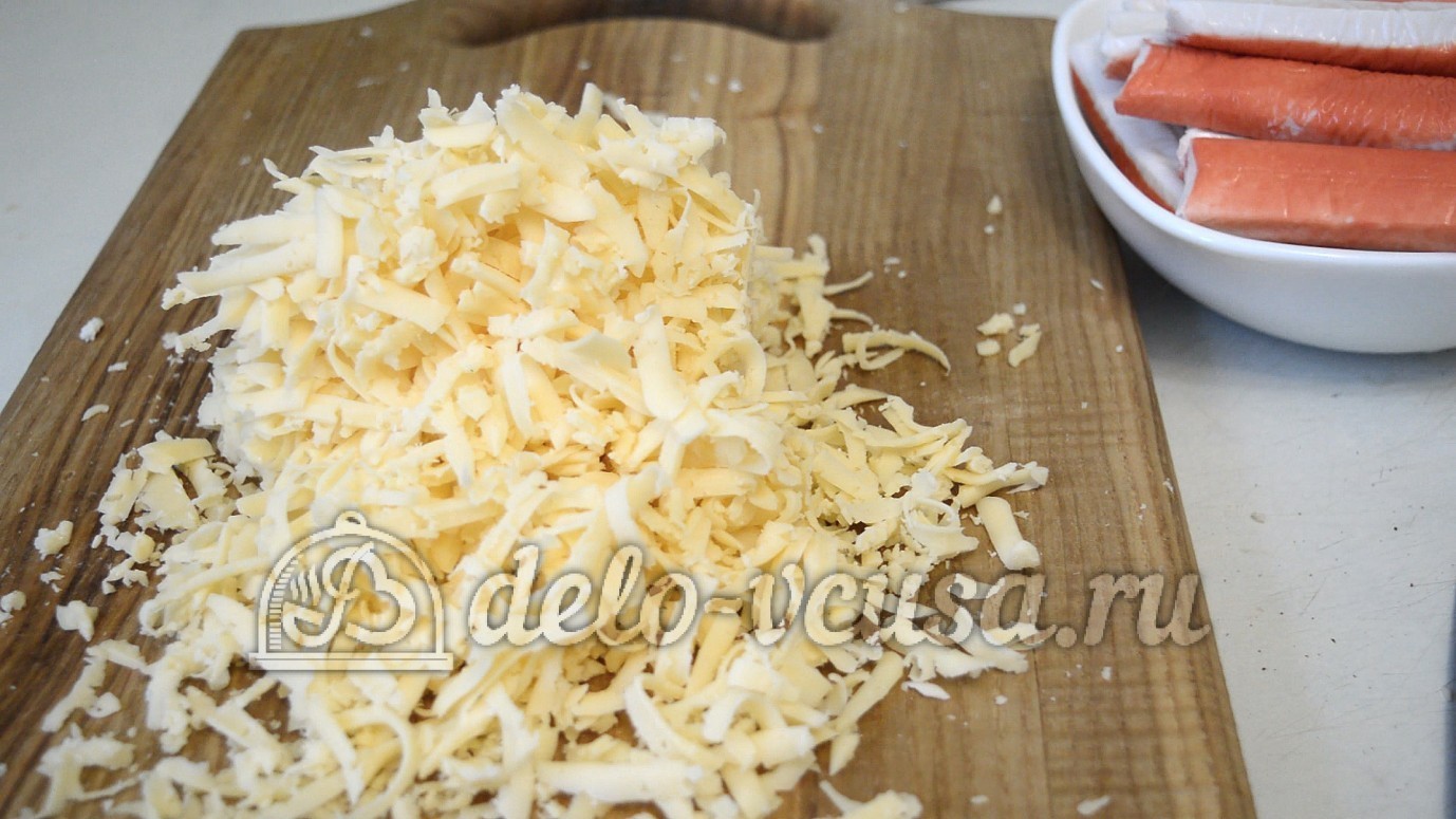 Шаг 1 приготовления Салат с курицей и крабовыми палочками