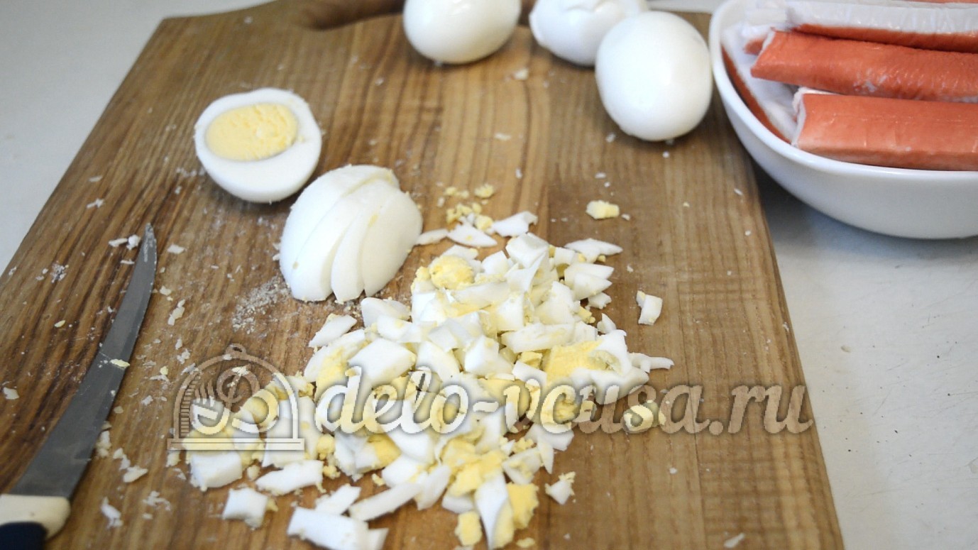 Шаг 2 приготовления Салат с курицей и крабовыми палочками