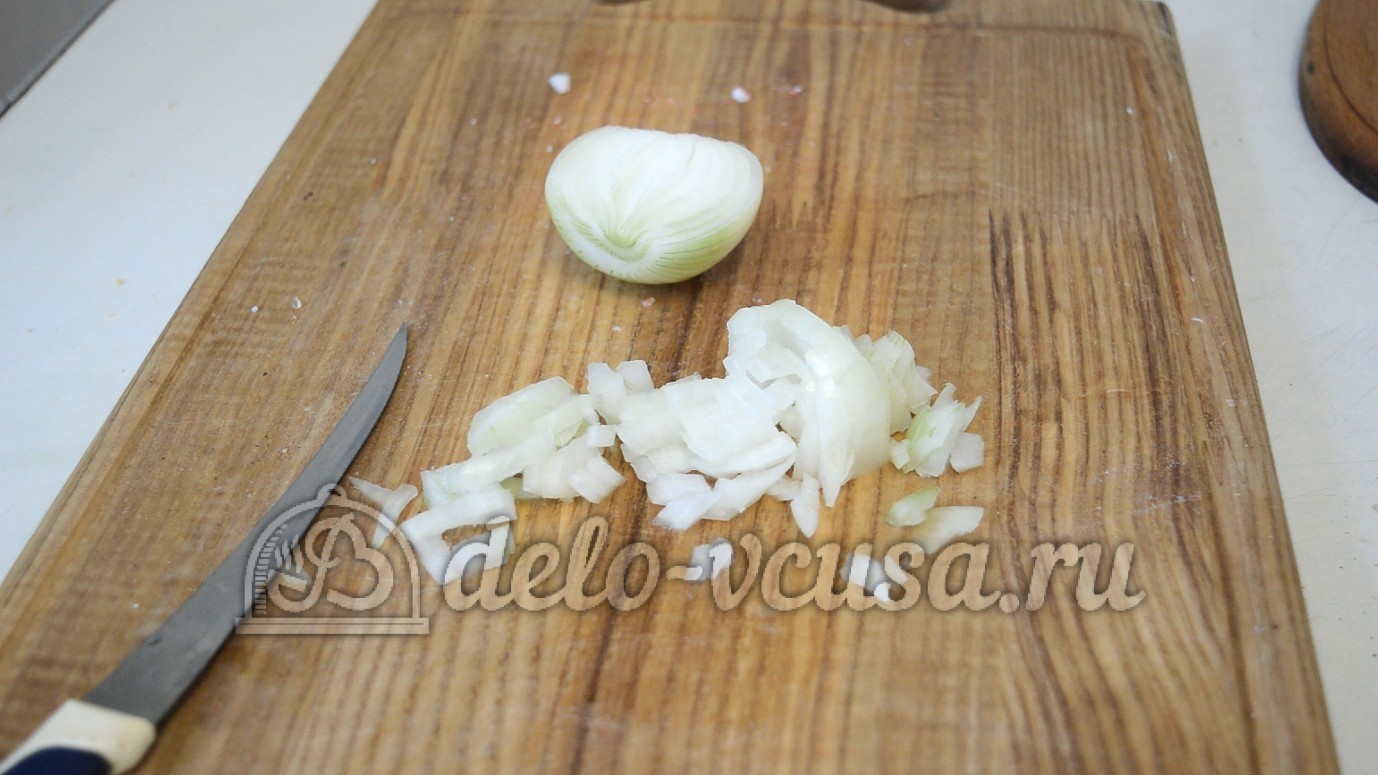 Шаг 4 приготовления Салат с курицей и крабовыми палочками