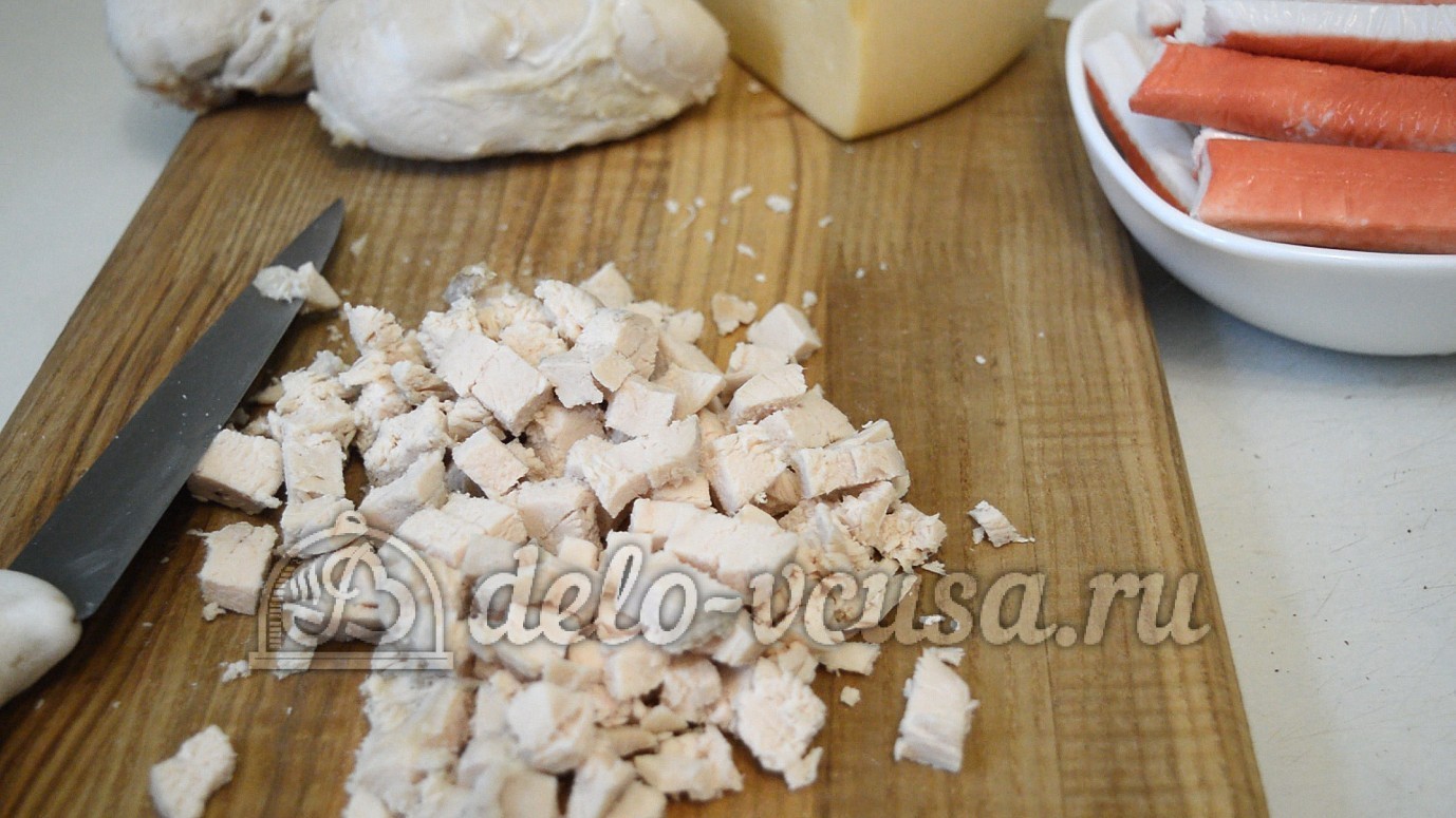 Шаг 5 приготовления Салат с курицей и крабовыми палочками