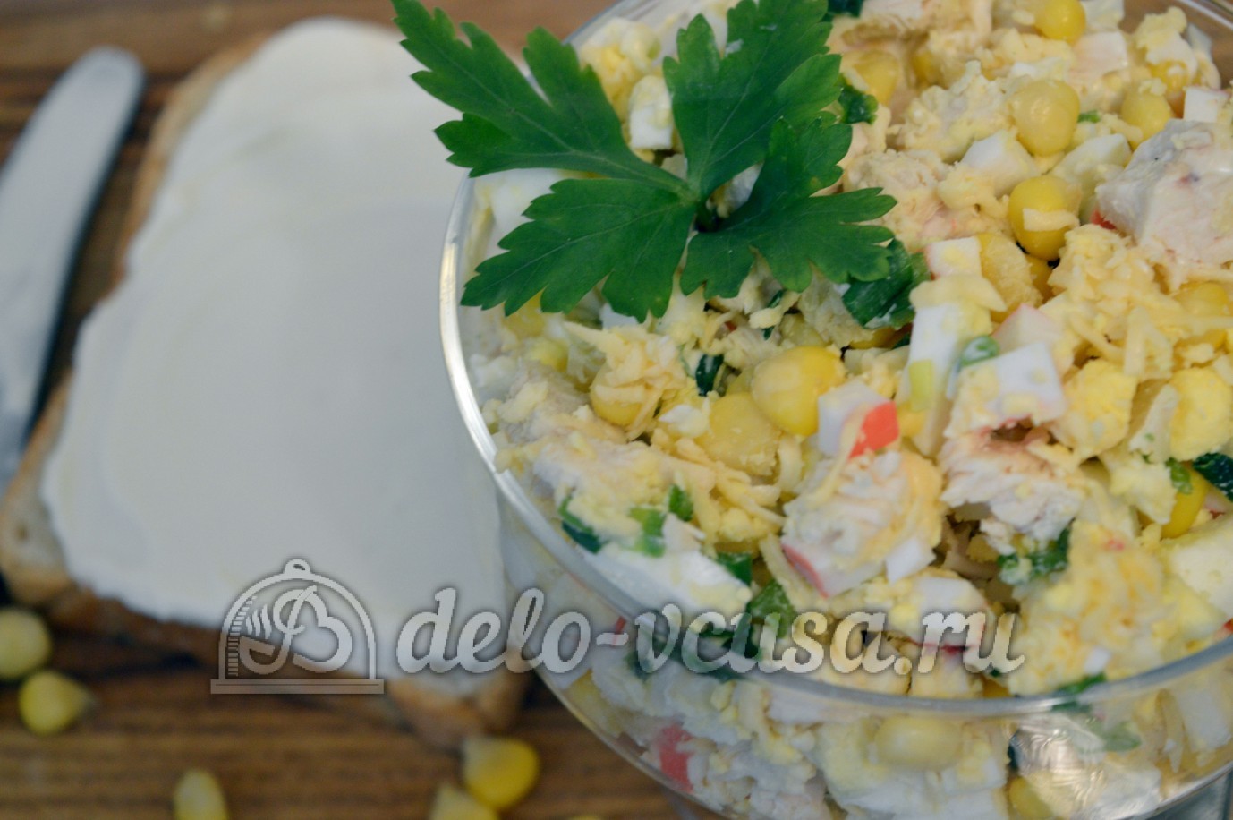 Шаг 7 приготовления Салат с курицей и крабовыми палочками