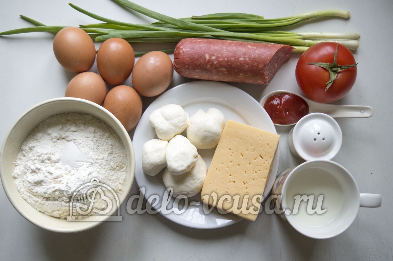 Ингредиенты Блины с колбасой, сыром и помидорами Фото ингредиенты Блины с колбасой, сыром и помидорами