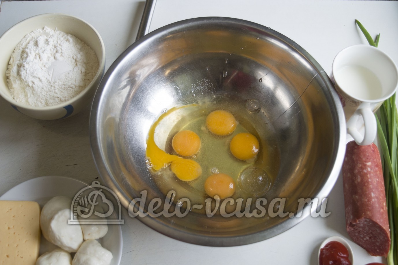 Шаг 1 приготовления Блины с колбасой, сыром и помидорами