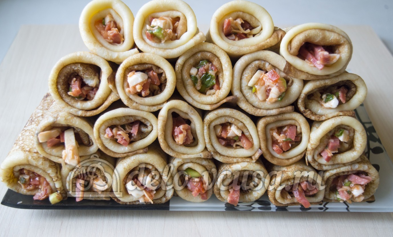 Шаг 10 приготовления Блины с колбасой, сыром и помидорами