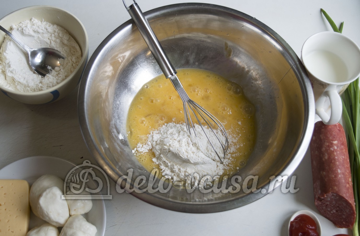 Шаг 2 приготовления Блины с колбасой, сыром и помидорами