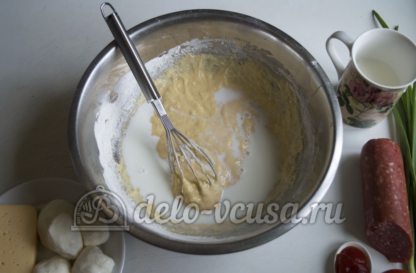 Шаг 3 приготовления Блины с колбасой, сыром и помидорами