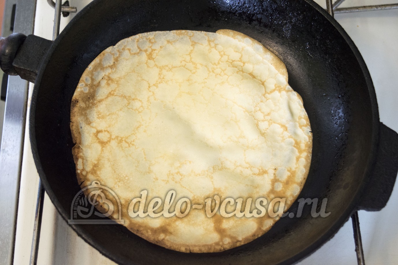Шаг 5 приготовления Блины с колбасой, сыром и помидорами