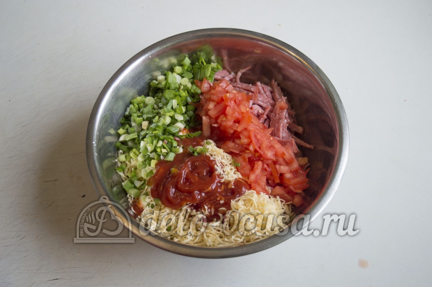 Шаг 6 приготовления Блины с колбасой, сыром и помидорами