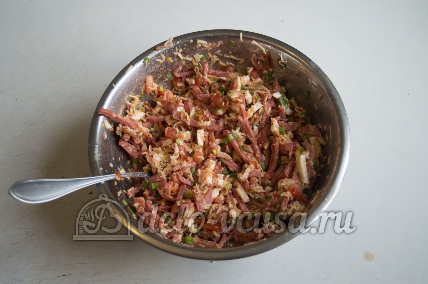 Шаг 7 приготовления Блины с колбасой, сыром и помидорами