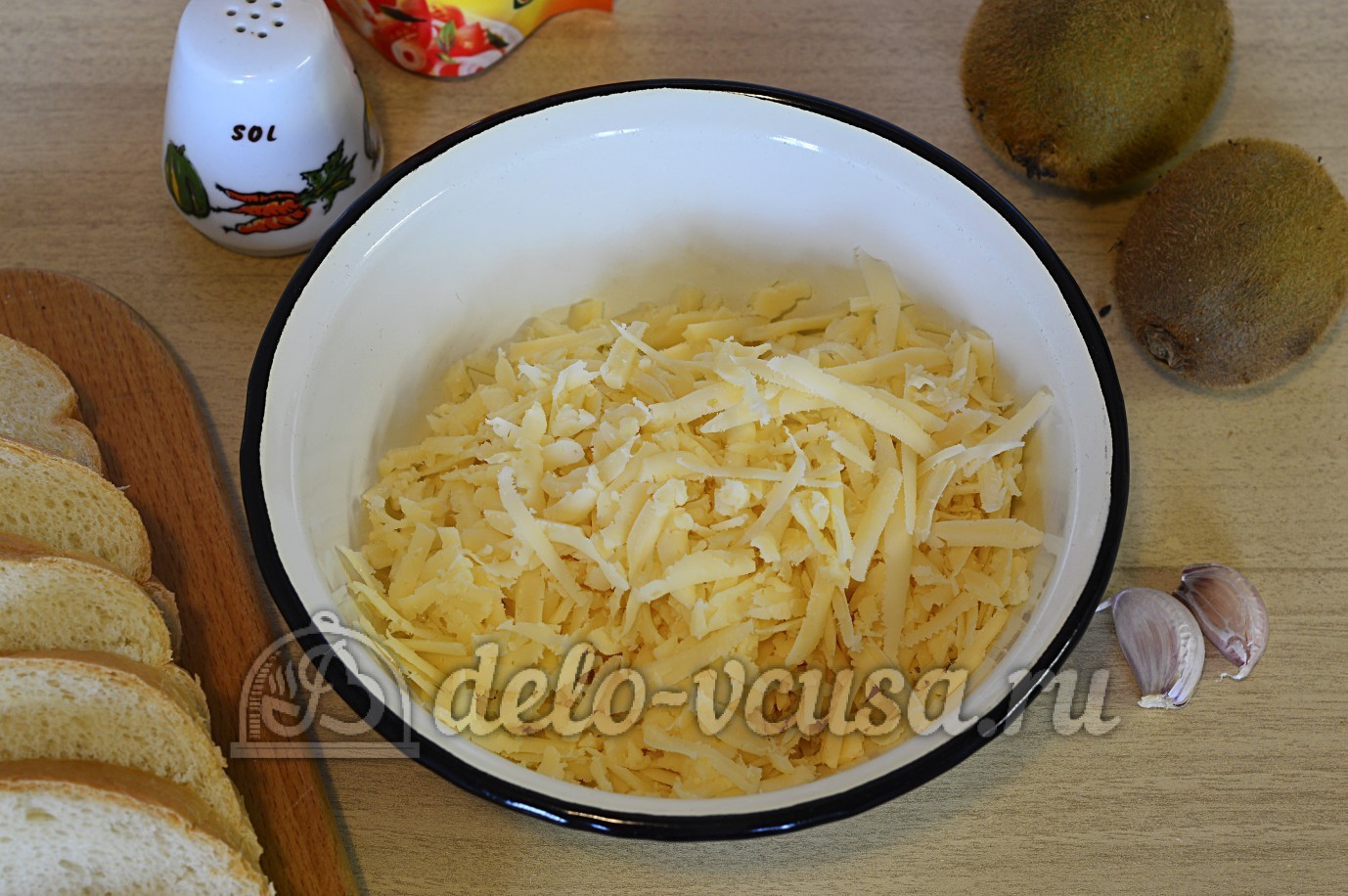 Шаг 2 приготовления Бутерброды с киви и сыром