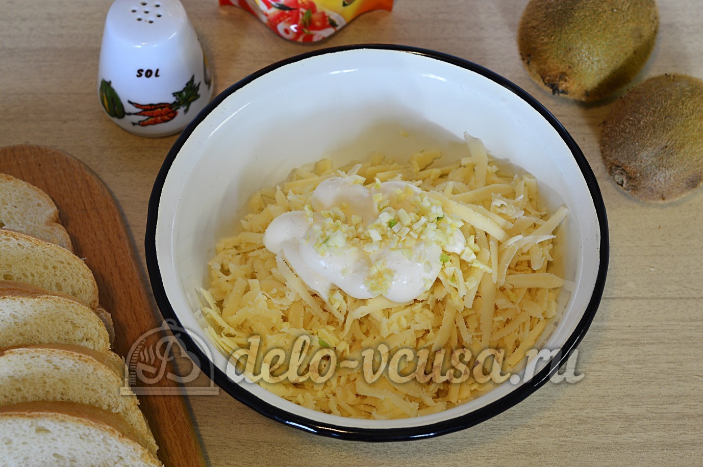 Шаг 3 приготовления Бутерброды с киви и сыром