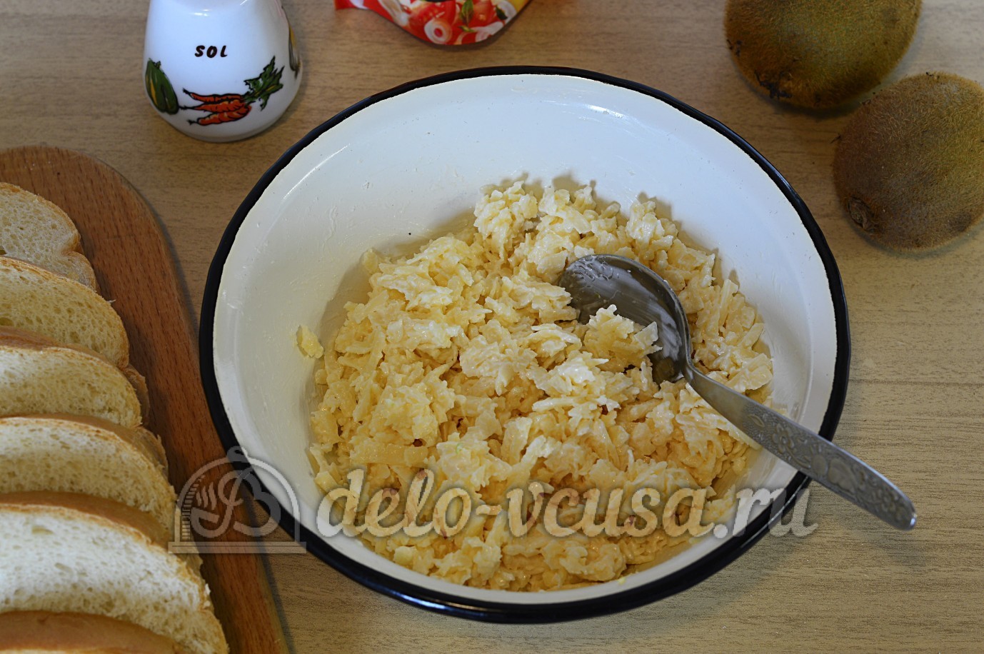 Шаг 4 приготовления Бутерброды с киви и сыром