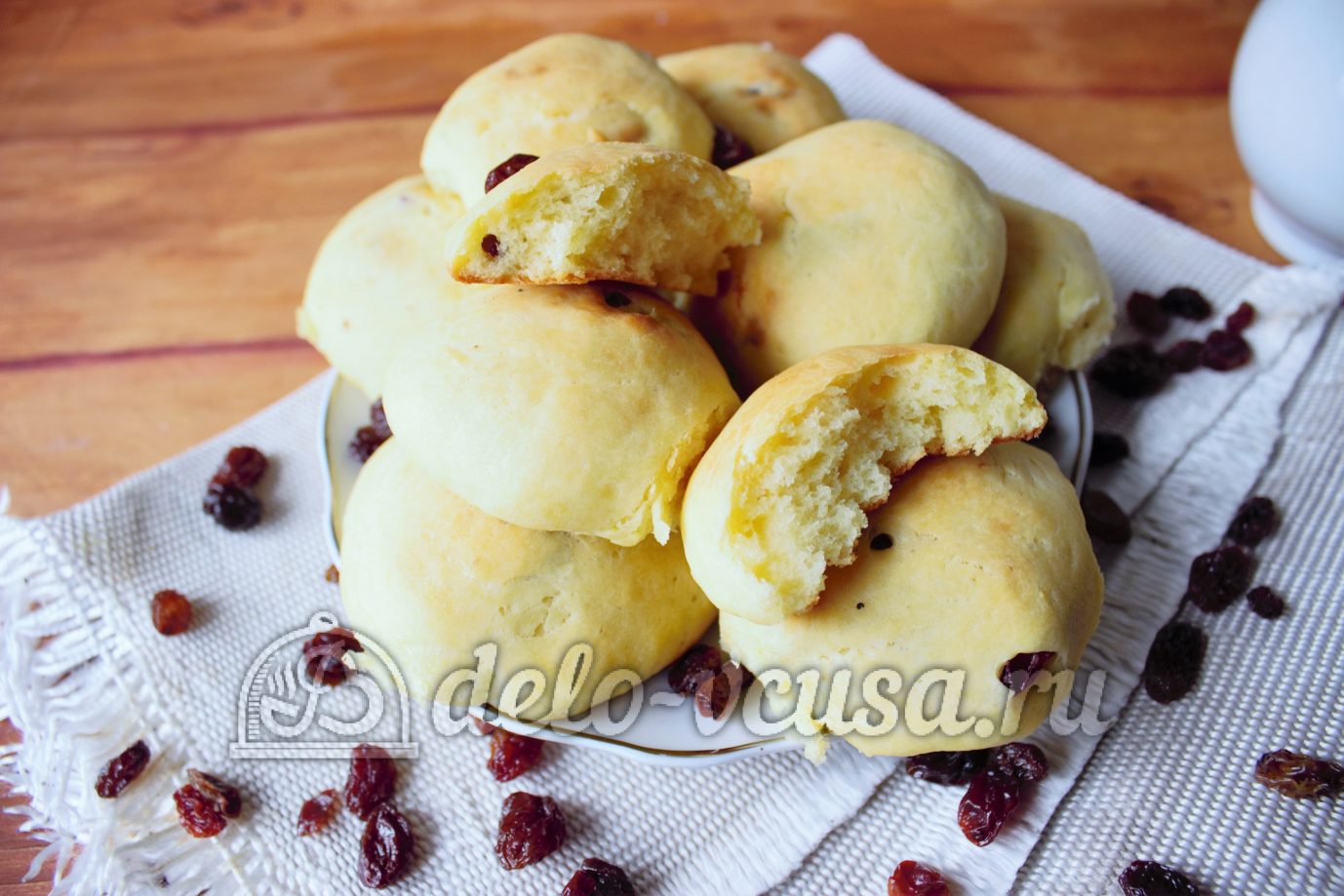 Обложка рецепта Дрожжевые булочки с изюмом