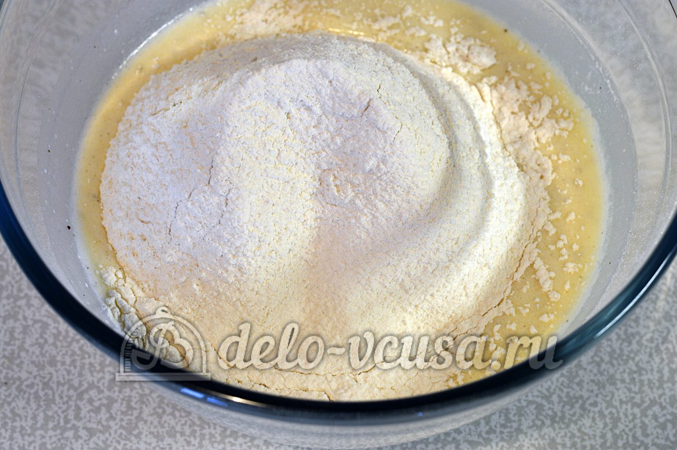 Шаг 3 приготовления Маффины с кукурузой и зеленью