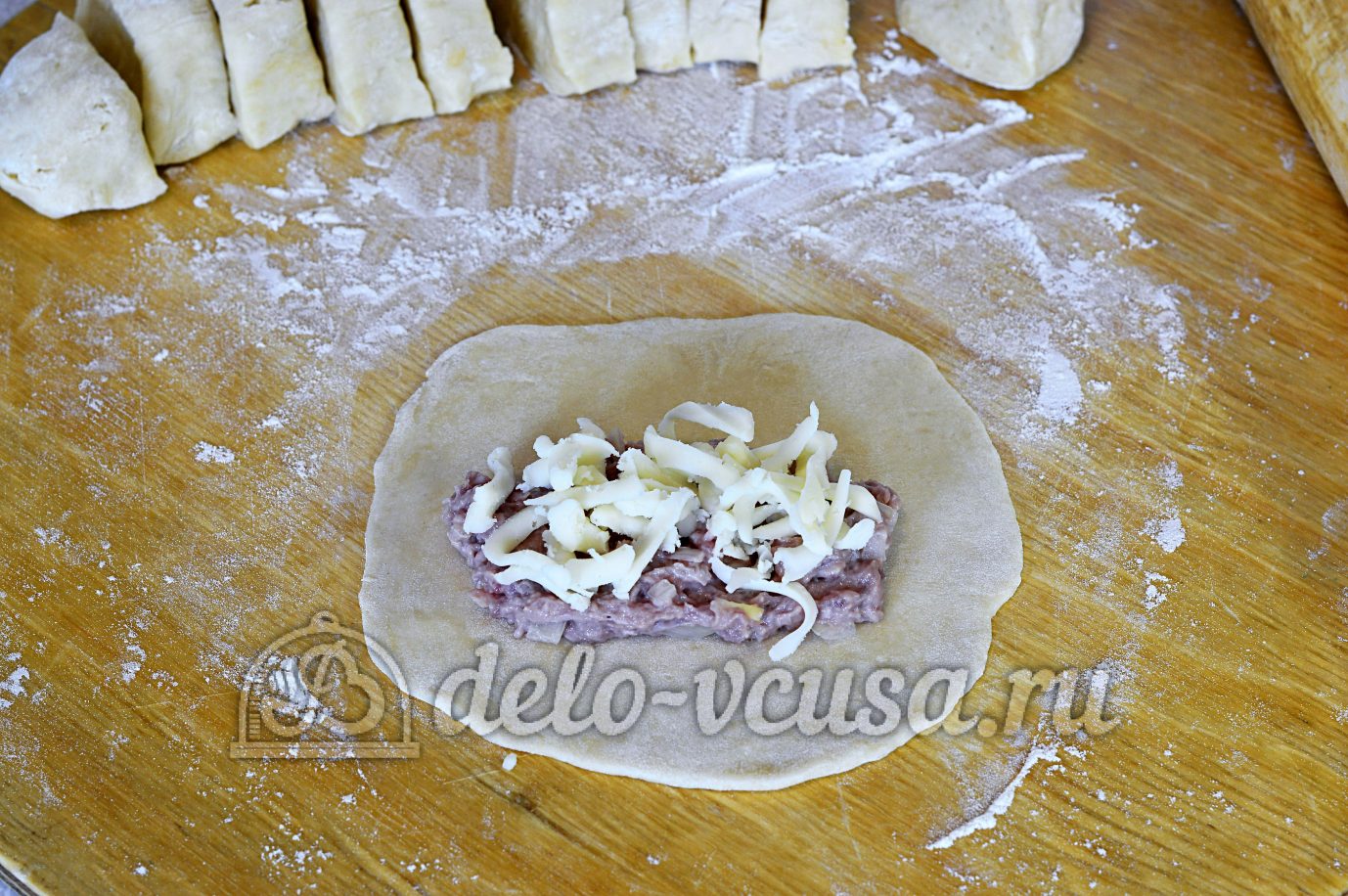 Шаг 11 приготовления Чебуреки с мясом и сыром