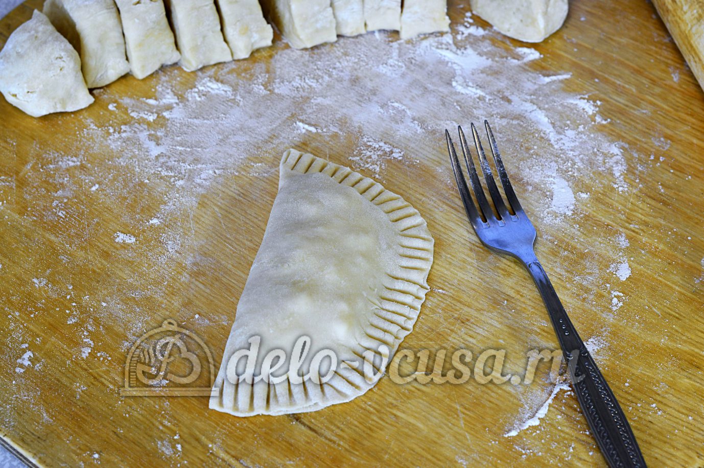 Шаг 12 приготовления Чебуреки с мясом и сыром
