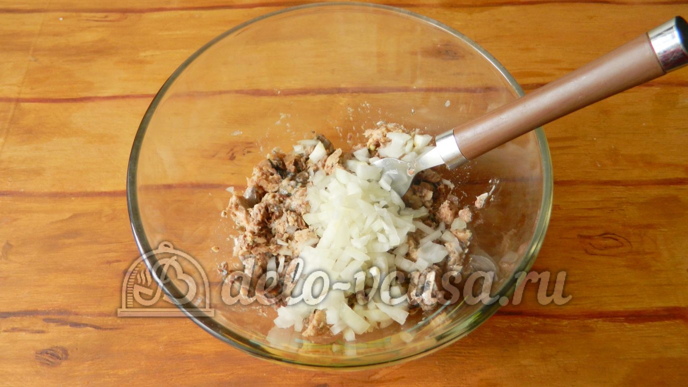 Шаг 2 приготовления Салат с рисом и рыбными консервами