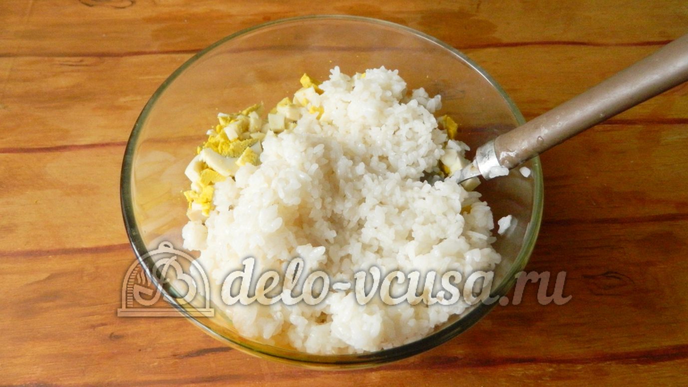 Шаг 4 приготовления Салат с рисом и рыбными консервами