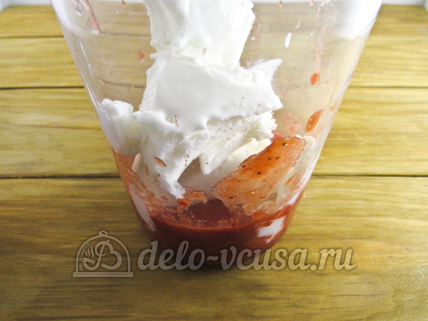 Шаг 3 приготовления Молочный коктейль с клубникой и мороженым