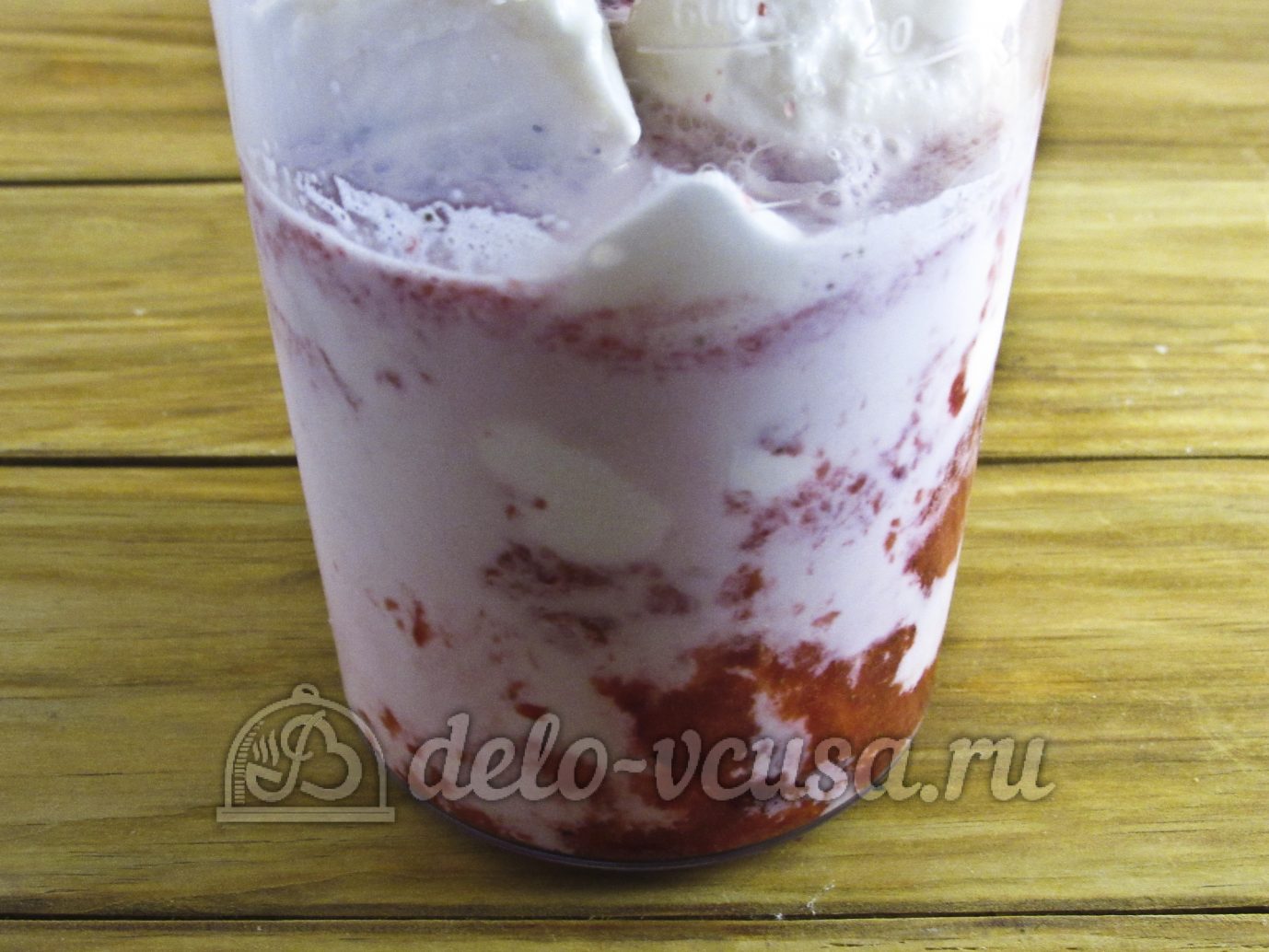 Шаг 4 приготовления Молочный коктейль с клубникой и мороженым