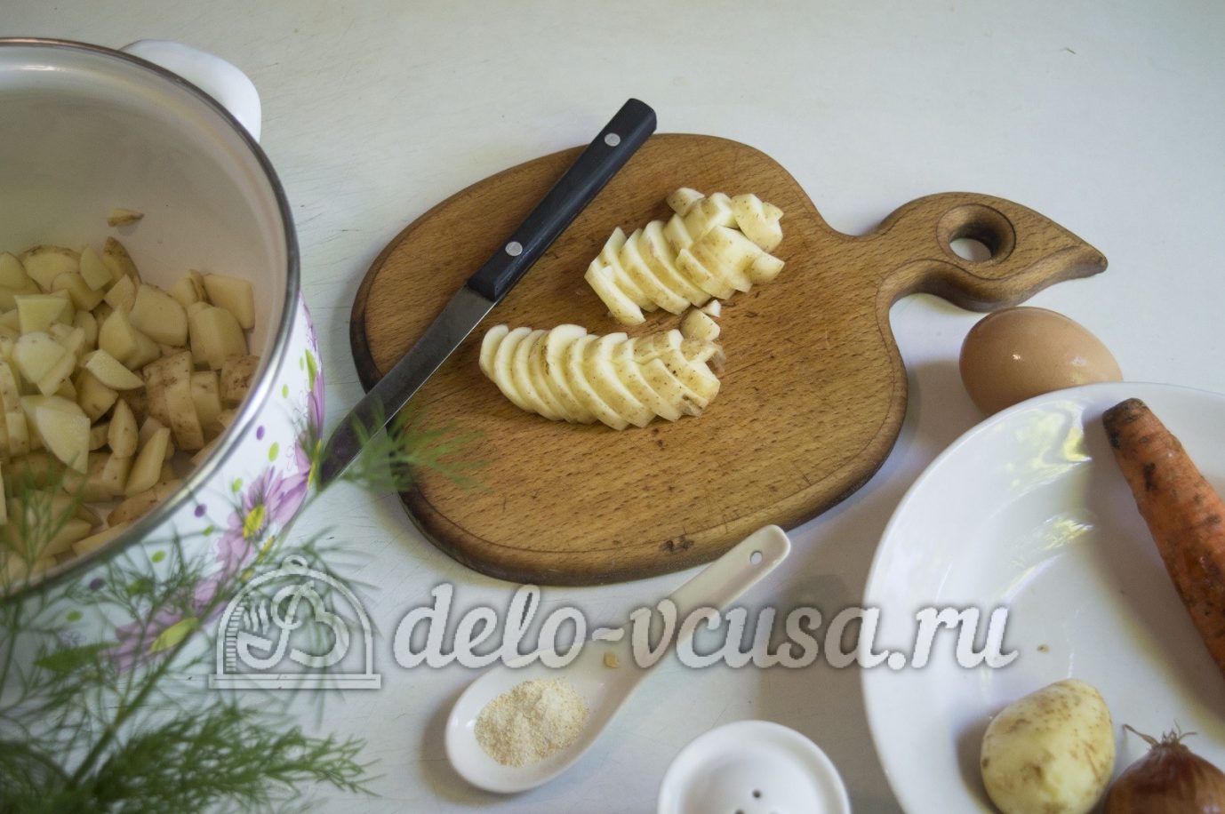 Шаг 1 приготовления Суп с молодой картошкой и курицей