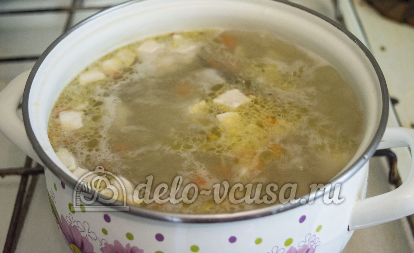 Шаг 7 приготовления Суп с молодой картошкой и курицей