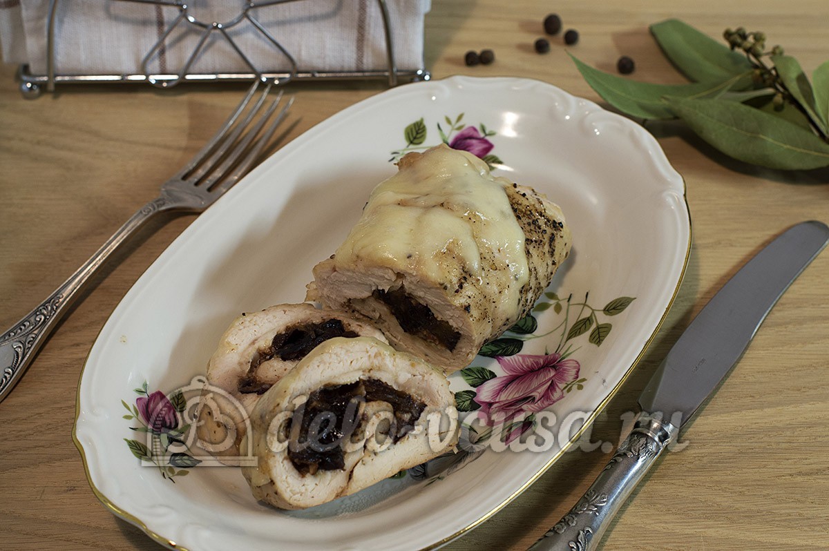 Шаг 14 приготовления Куриный рулет с черносливом
