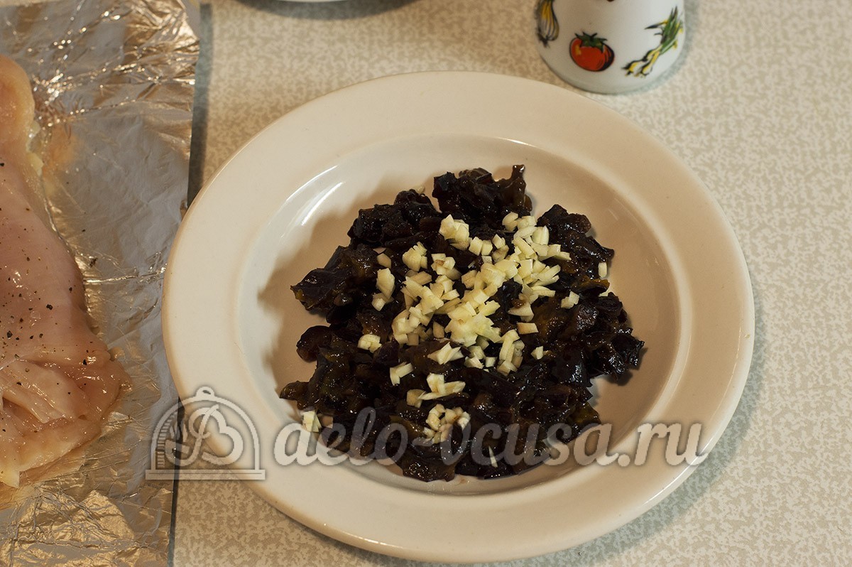 Шаг 6 приготовления Куриный рулет с черносливом