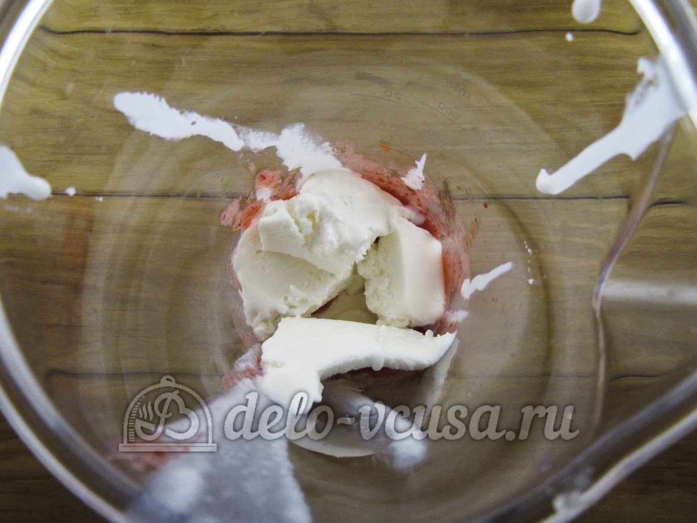 Шаг 4 приготовления Молочный коктейль с клубникой, бананом и мороженым