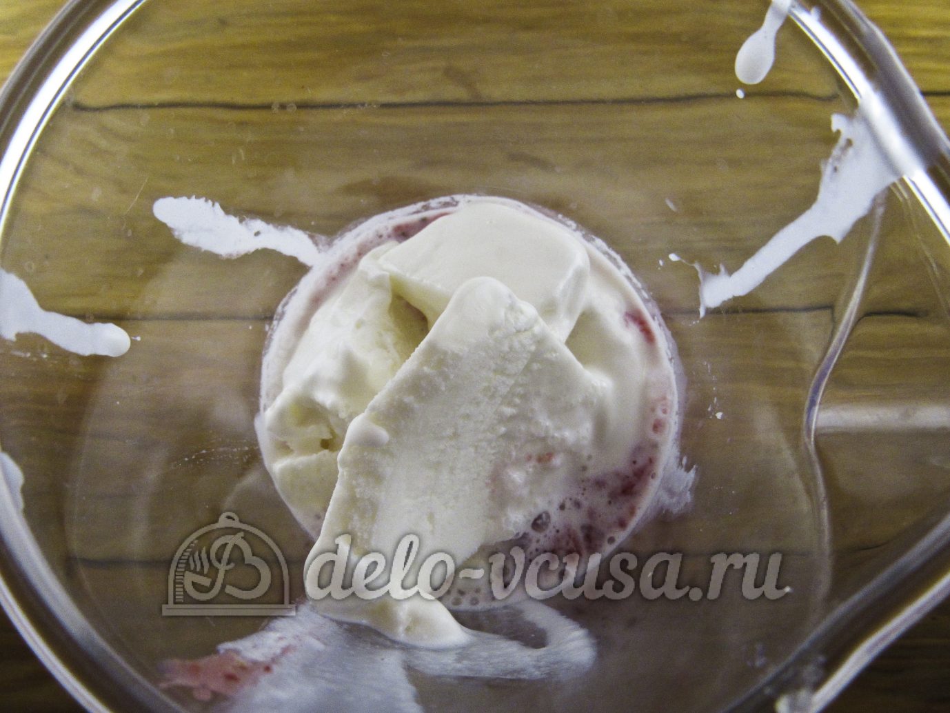 Шаг 5 приготовления Молочный коктейль с клубникой, бананом и мороженым