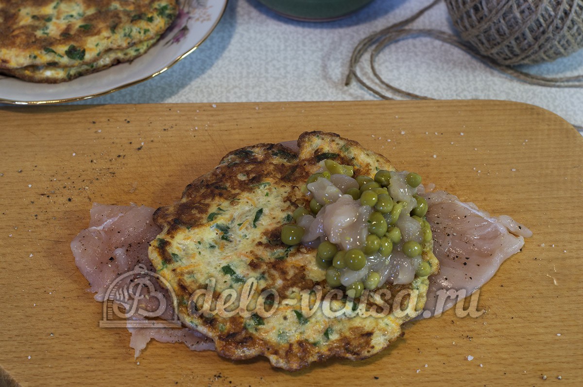 Шаг 12 приготовления Куриный рулет с омлетом