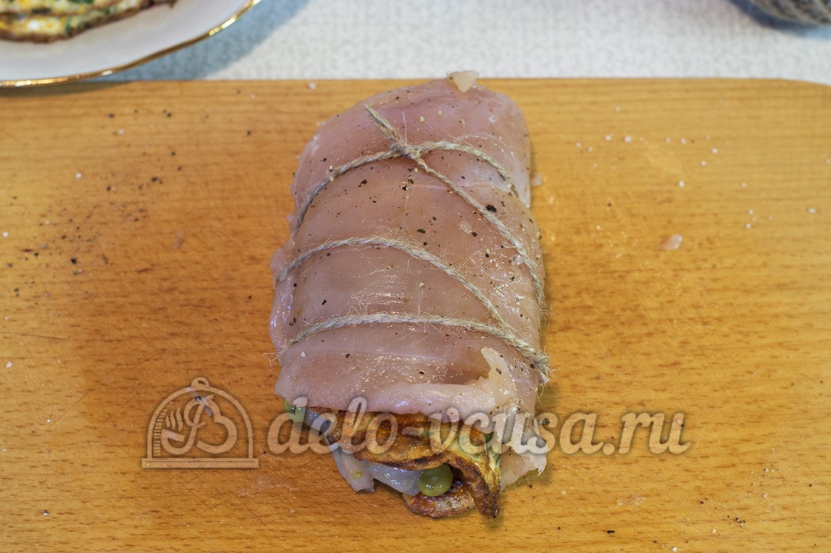 Шаг 13 приготовления Куриный рулет с омлетом