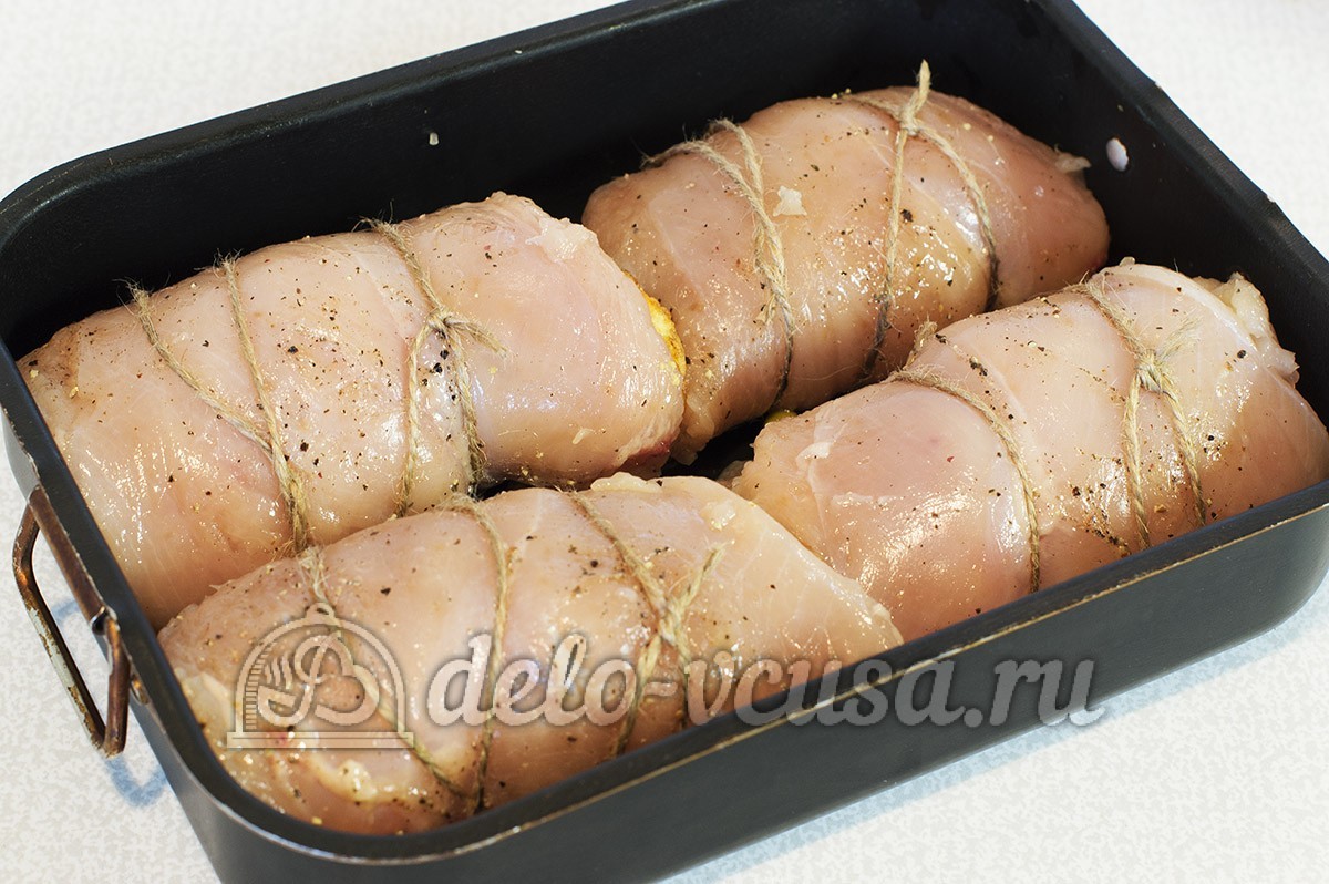 Шаг 14 приготовления Куриный рулет с омлетом