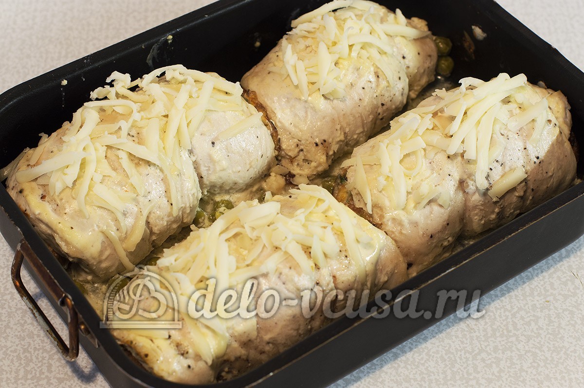 Шаг 16 приготовления Куриный рулет с омлетом