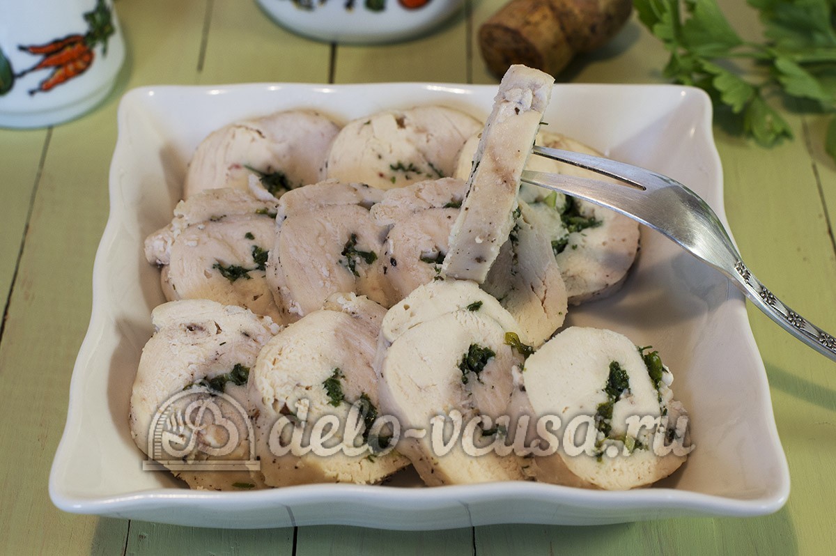 Шаг 10 приготовления Куриный рулет с зеленью