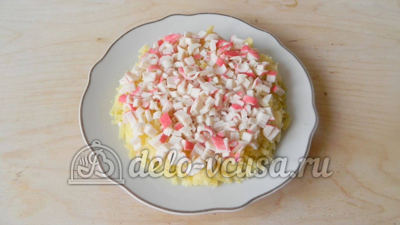Шаг 4 приготовления Салат Рыжик с крабовыми палочками и морковью