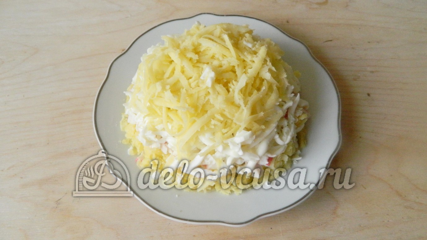 Шаг 6 приготовления Салат Рыжик с крабовыми палочками и морковью