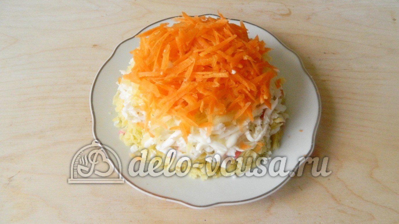 Шаг 7 приготовления Салат Рыжик с крабовыми палочками и морковью