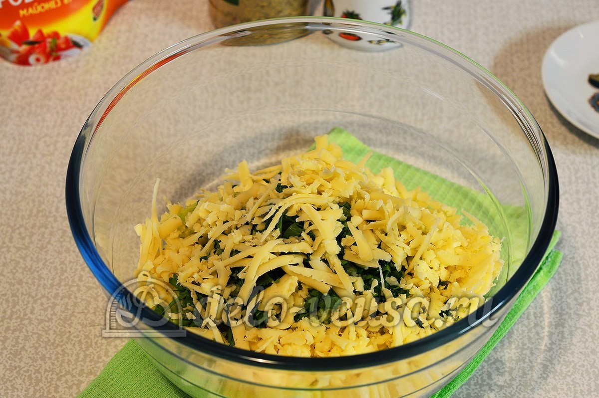 Шаг 4 приготовления Салат из редьки с курицей