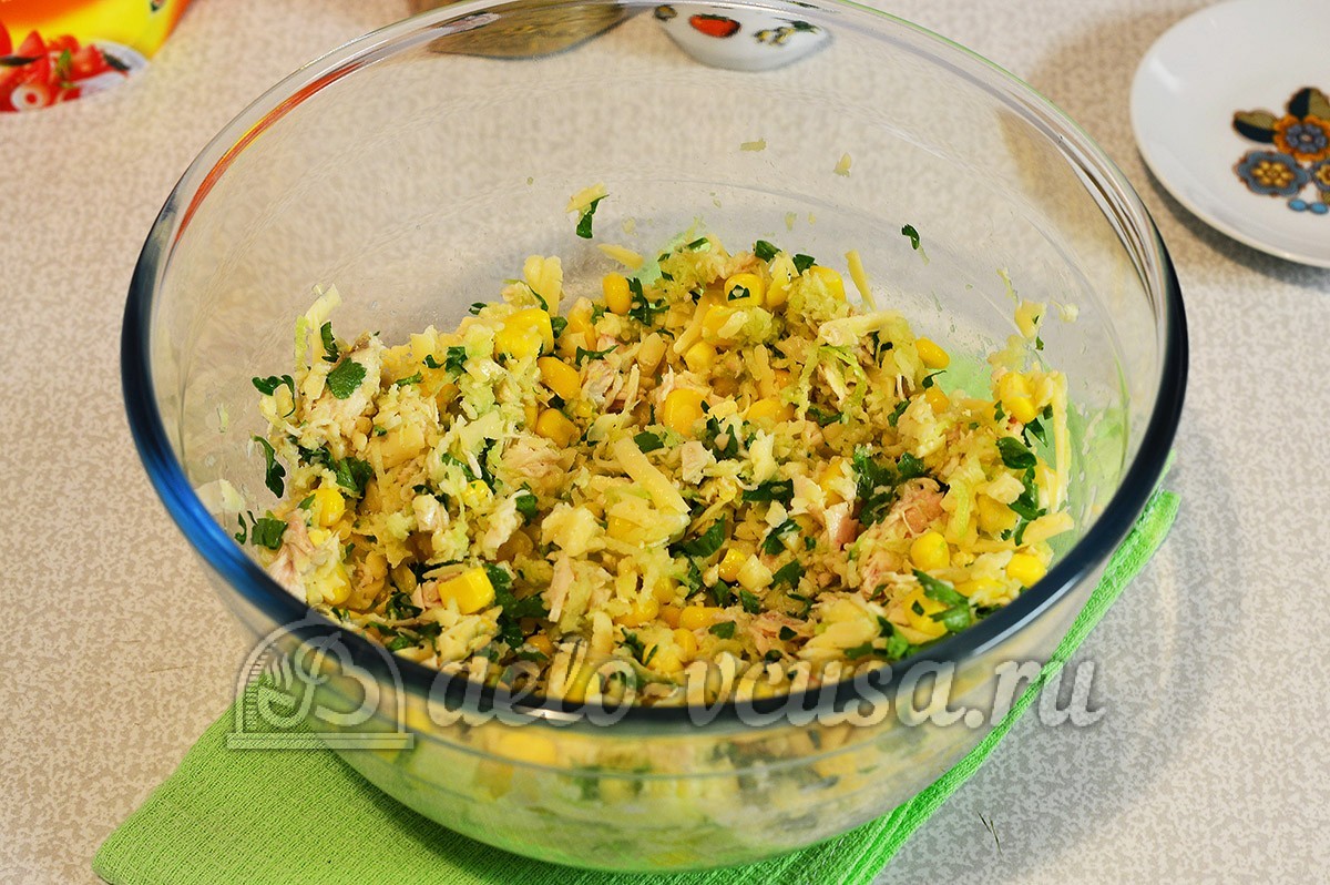 Шаг 5 приготовления Салат из редьки с курицей
