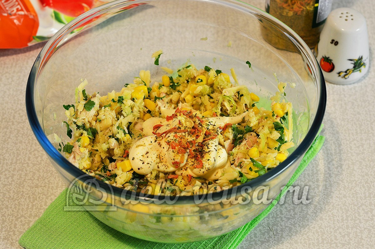 Шаг 6 приготовления Салат из редьки с курицей