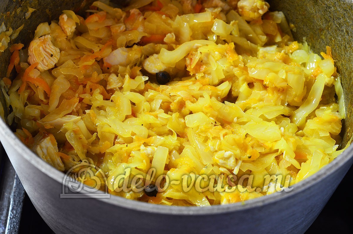 Шаг 7 приготовления Тушеная капуста с курицей
