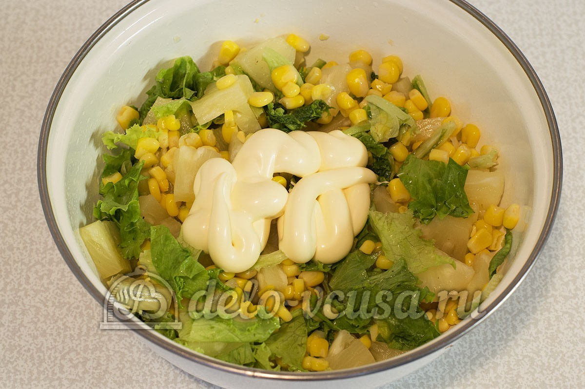 Шаг 7 приготовления Салат с ананасом и кукурузой