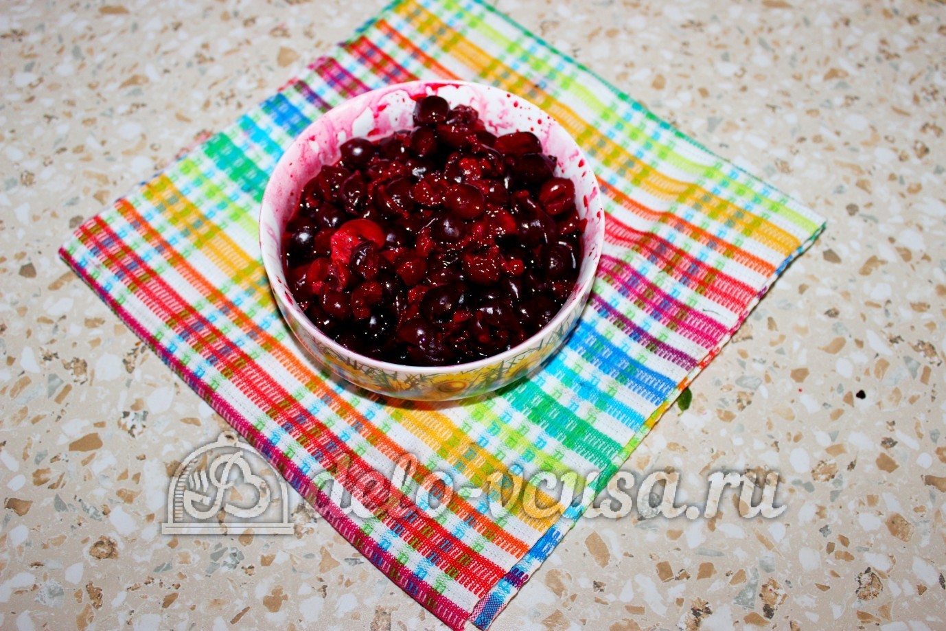 Шаг 1 приготовления Джем из вишни с желатином