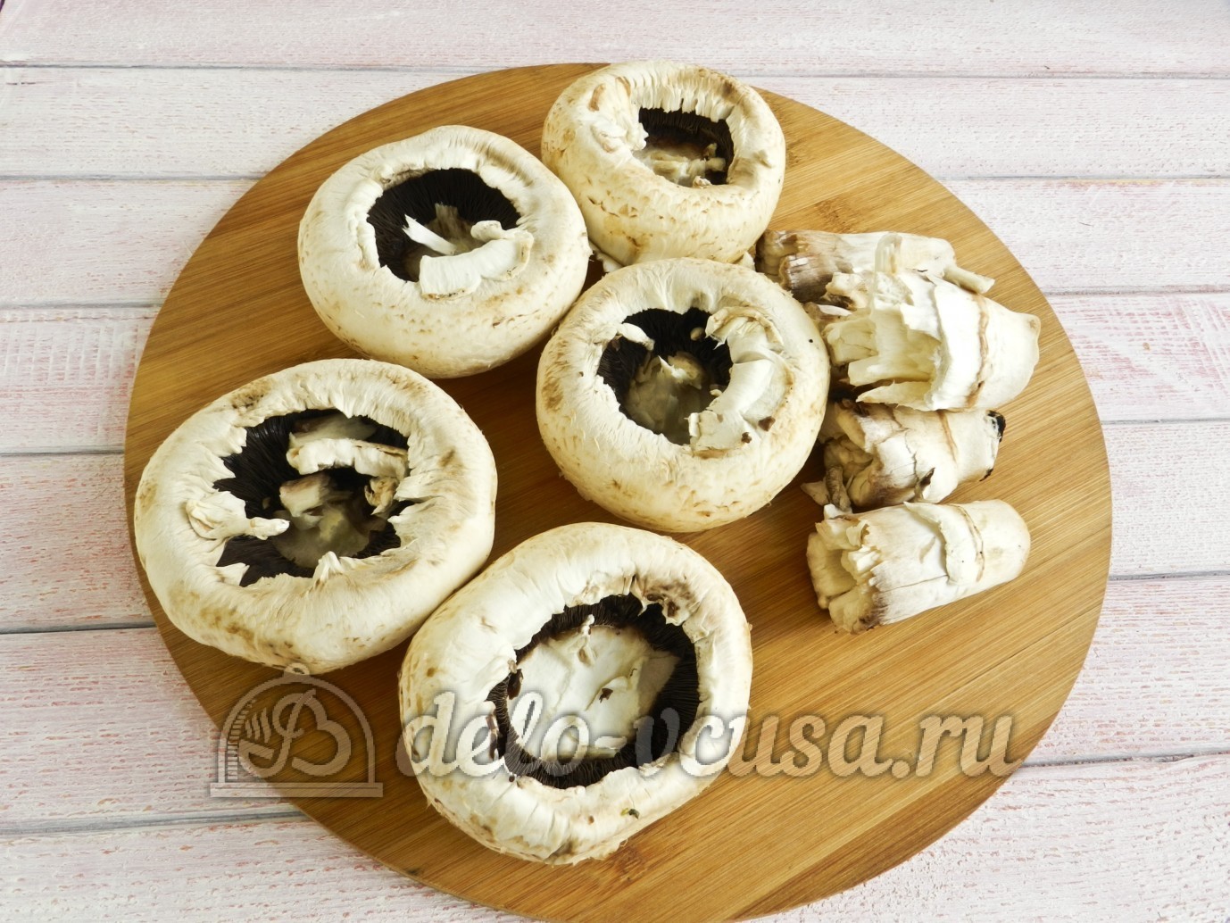 Шаг 1 приготовления Фаршированные шампиньоны с перепелиными яйцами