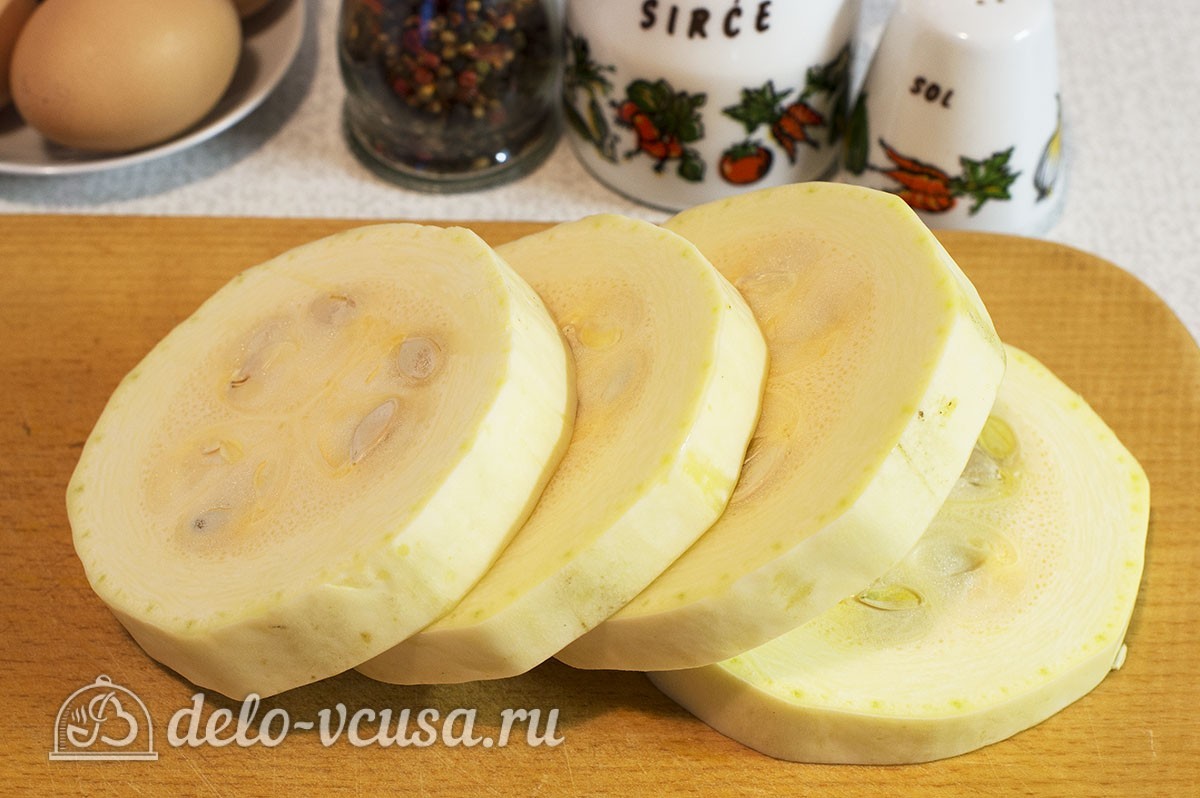 Шаг 1 приготовления Яичница в кабачке