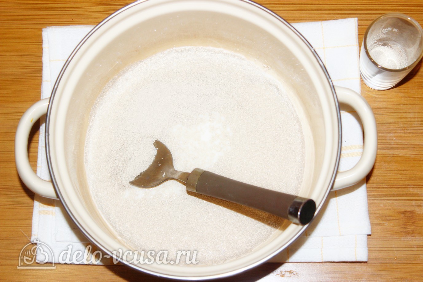 Шаг 1 приготовления Кулич на сметане