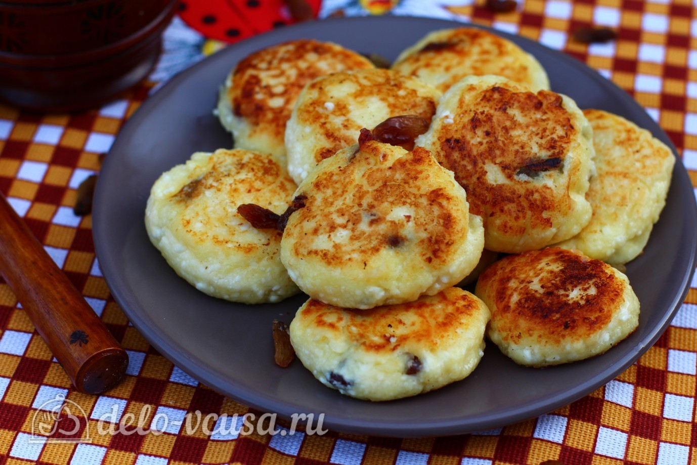 Обложка рецепта Сырники с изюмом и манкой