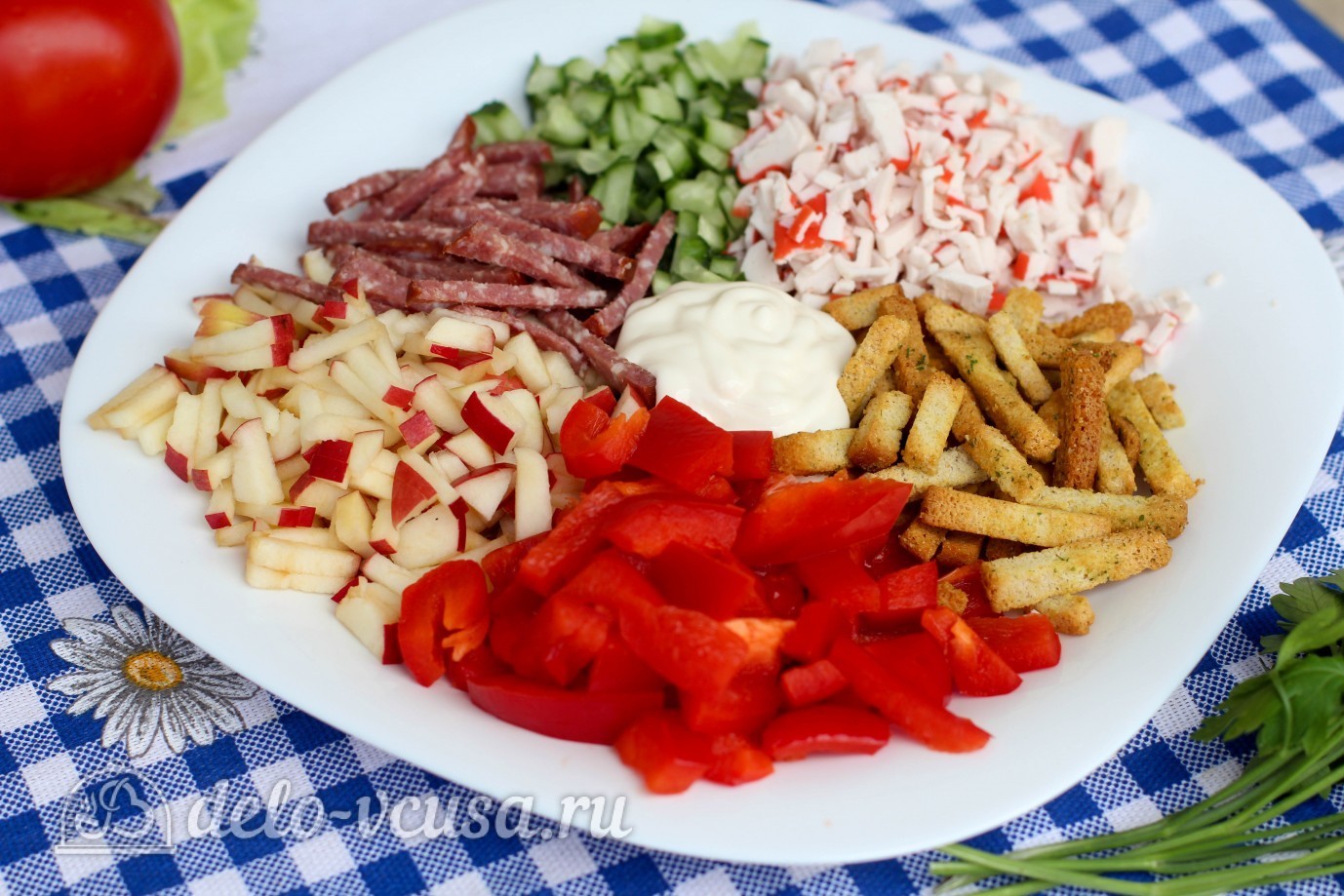 Шаг 6 приготовления Салат ромашка с сухариками
