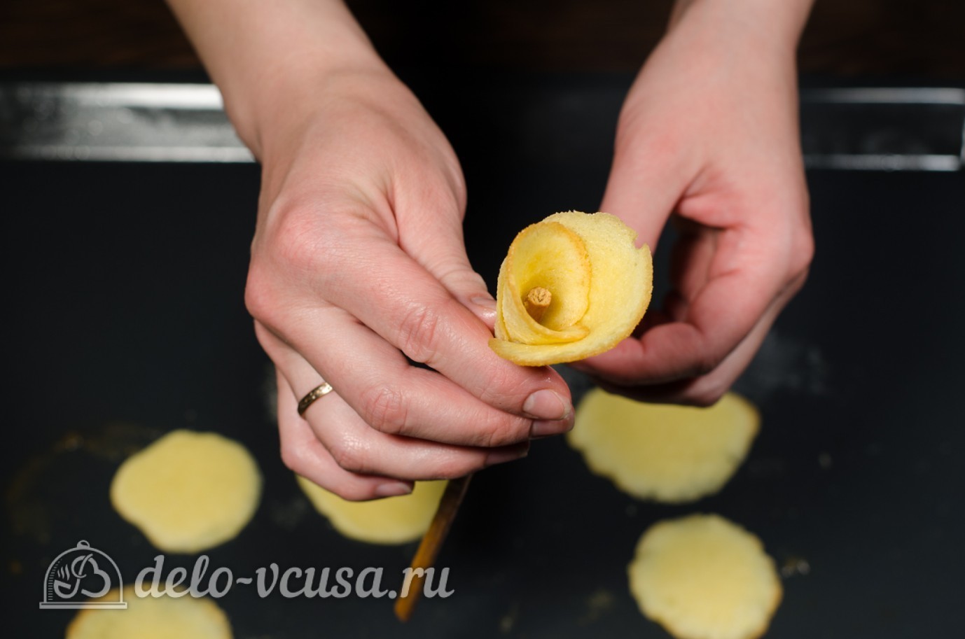 Шаг 9 приготовления Бисквитные розочки на соломке